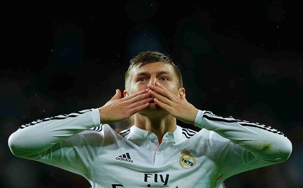 告别冰冷界面！NBA梦之队周年庆化身暖男，送限量战靴炸裂回归