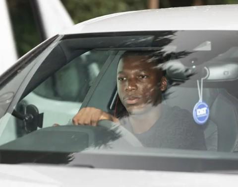 "切尔西悍将凯塞多上演现实版速度与激情：无证驾驶遭警方拦截，座驾成囹圄代步工具"