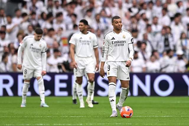 "皇家马德里状态谜团：欧冠之旅比巴萨少跑7公里，两大球星闲庭信步，竞技差距显现"