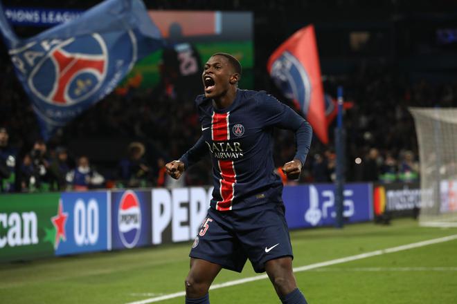 "22岁神童门德斯：以100次精准触控，后卫身份演绎全能传奇，5500万身价背后的全能爆发现象"