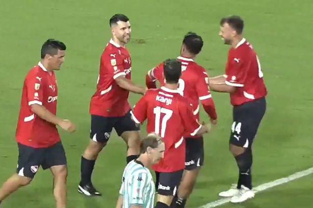 "阿圭罗王者归来，球场首秀即建功，赛后以胜利之吻宣告：呼吸间的辉煌！"