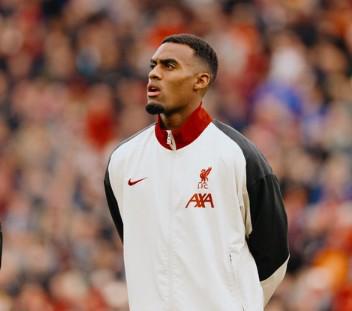 "早慧之眼识金：16岁赫拉芬贝赫，巴塞罗那的青春猎物与经纪人揭秘签约故事"