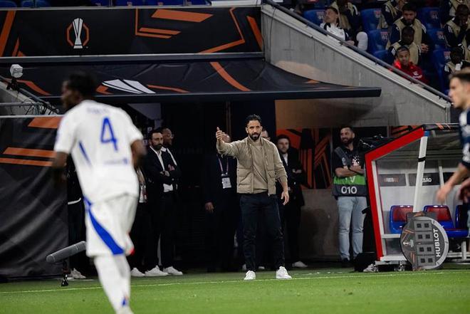 "逆转乾坤：阿莫林揭示里昂战术调整影响，下半场我们重夺比赛主动权"