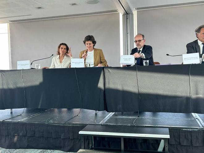 "新闻聚焦：姆巴佩挺身而出，状告欧足联：巴黎欧冠命运悬念升级"