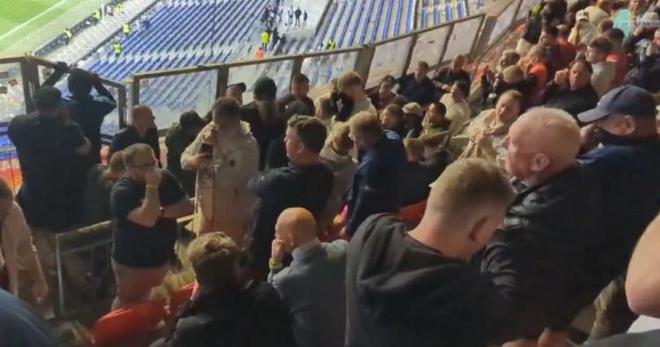 "突发报道：曼联赛事后粉丝撤离受阻，现场目击者指称法国警方启用催泪瓦斯引发混乱"