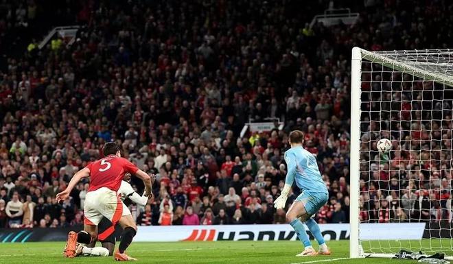 "逆转绝杀！曼联强势晋级，逆转战力震惊全场，欧冠之路重燃希望"