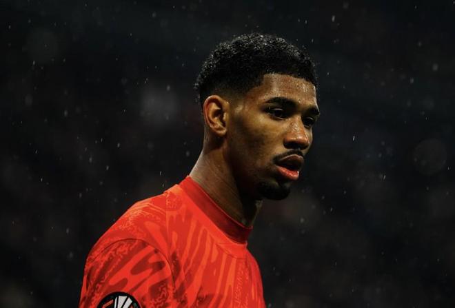 "法兰克福门神噩运不断：桑托斯膝盖重伤，格策肌肉拉伤揭示竞技之痛"