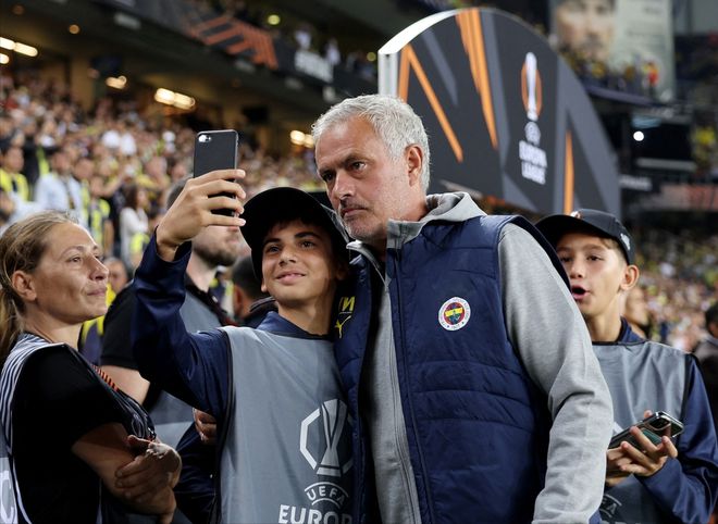 "穆里尼奥的新挑战：土超劲旅强势登顶，3连胜傲视群雄，与费内巴切拉大6分差距"