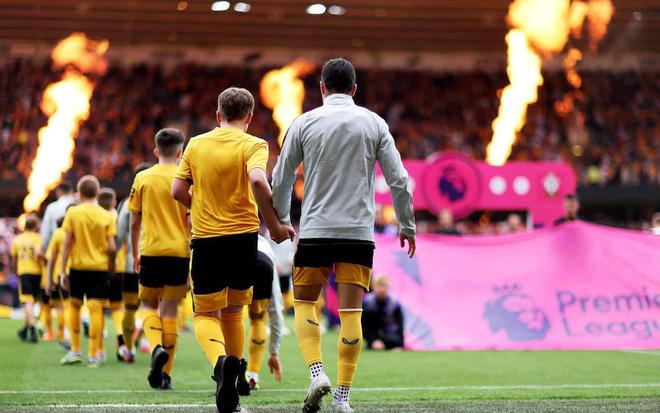 "英超俱乐部奢华之举：球童权益引关注，1800镑球童名额争议升温"