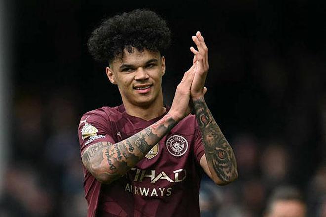 "闪耀纪录！20岁29日新星奥莱利：曼城史上最年轻的双响炮缔造者"