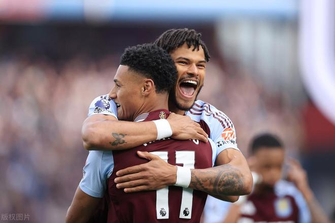 "英超激战烽烟起：四队寸土不让，曼城绝地反击重返前四，维拉力压切尔西的惊世积分争夺战"