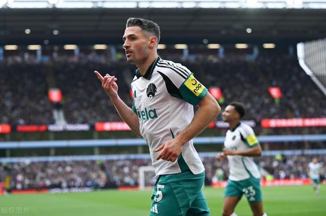 "逆转传奇！53岁埃梅里带领弱旅4-1绝地反击，英超新星闪耀，曼城防线告急：榜首格局能否改写？"