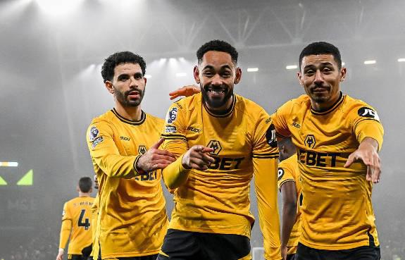 "红魔重振雄风：曼联列购物清单，3亿英镑瞄准双星安东尼与霍伊伦"