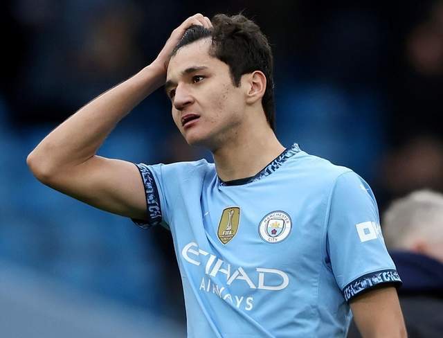 "曼城新星尴尬尴尬！4000万天价买来的‘隐形人’：瓜帅妙计中的意外牺牲者"