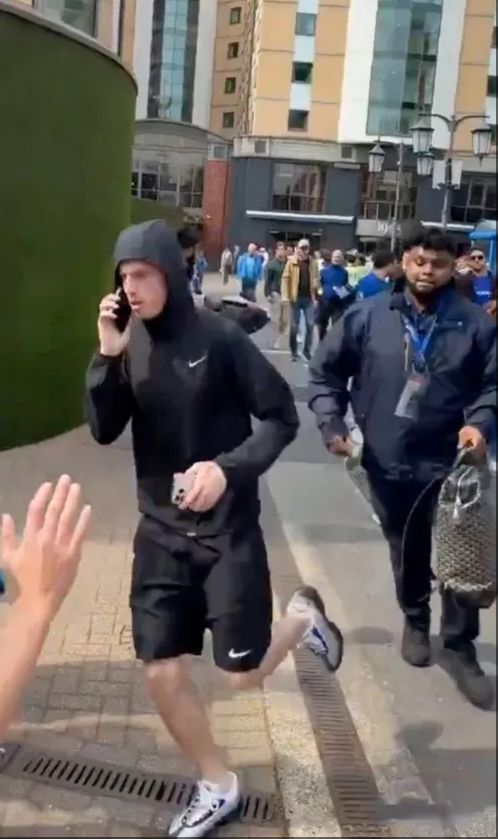 "帕尔默的离奇一幕：球场遗漏瞬间，斯坦福桥门外的电话狂奔追逐者"