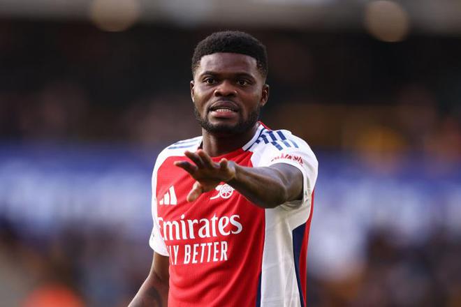 "阿森纳新动向：托马斯·斯基拉的未来揭晓，1+1续约合同能否锁定关键球星？"