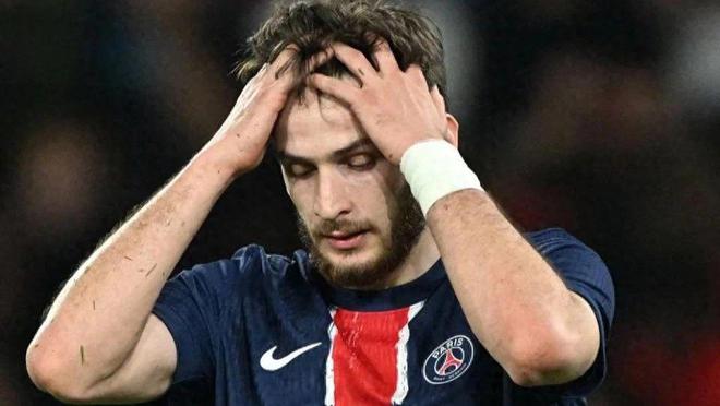 "大巴黎神话破灭：不败金身告终，联赛首尝败绩震撼全场"