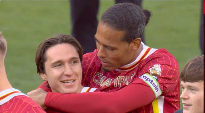 "冠军之夜：范迪克与基耶萨的赛后深情互动，队友情深在冠军奖杯旁彰显"