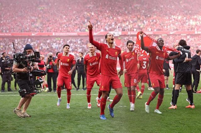 "辉煌时刻揭示：利物浦史诗般逆袭，再创英超历史巅峰冠冕"