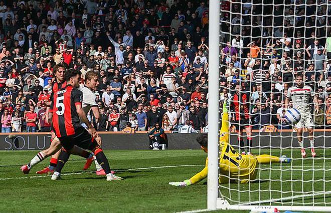 "逆转英雄！曼联1-1惊魂战逃离降级魔咒，霍伊伦德欧联杯神兵救驾，双杀噩梦终结"