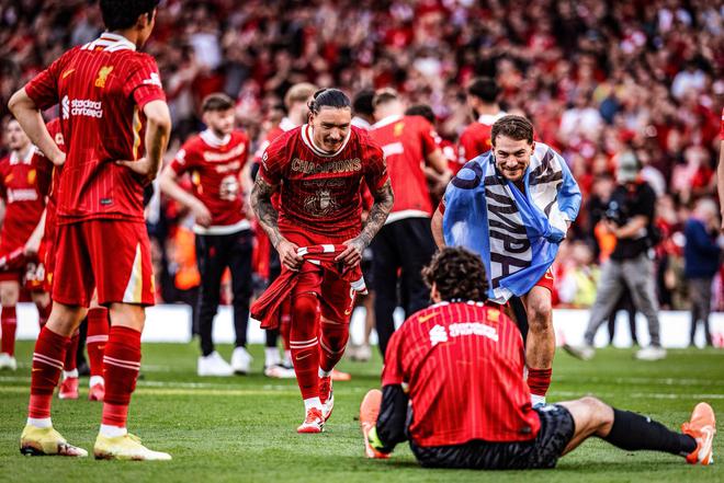 "努涅斯笑逐英超桂冠：梦想照进现实，第一座奖杯的荣耀问鼎瞬间"