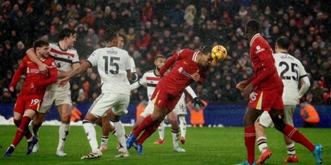 "利物浦荣膺巅峰，曼联落败背后：内维尔揭示英超霸主之争的新篇章"