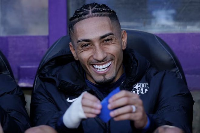 "弗里克的战术魔术：昔日交易弃子拉菲尼亚凤凰涅槃，摇身一变成比赛核心"