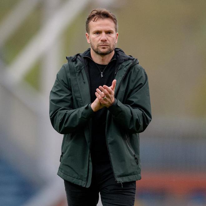 "沃特福德帅位震动：35岁主教练克莱维利黯然离任，球队悲壮迎来最后五轮四连败新篇章"