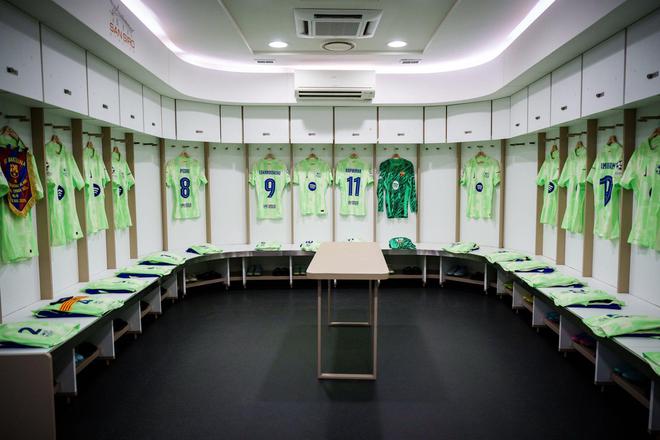 "巴塞罗那巨头对决：莱万神秘位置揭晓？官方更衣室照揭示9号悬念"