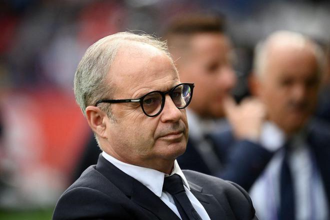 "英超劲旅瞄准机会：坎波斯巴黎合同悬而未决，转会市场风云再起"