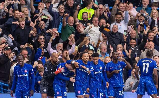 "英超新王初登宝座，竟遭蓝桥冷箭！冠军来访，切尔西完胜来访者，曼城昔日教训似乎重现"