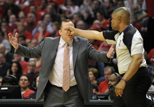 nba骂裁判_NBA判罚规则_裁判权威性探讨