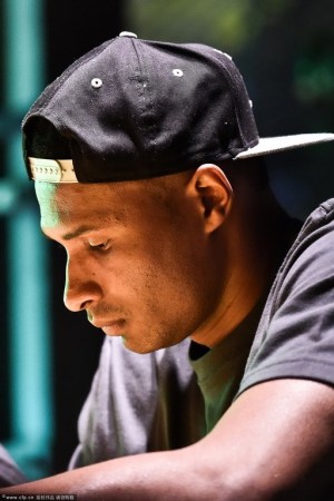 科比足球技术_科比世界杯观赛_科比看世界杯