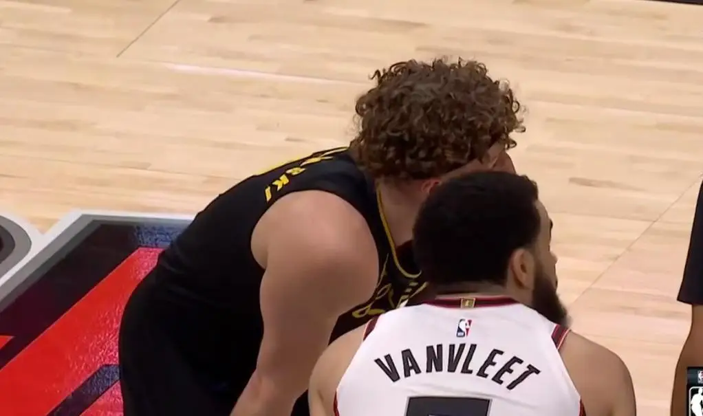 NBA抢七大战勇士领先火箭秘密_库里4投0中追梦格林爆发_nba火箭抢七