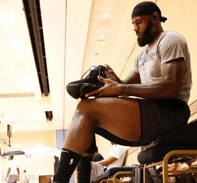 NBA球员大腿肌肉_nba大腿肌_强壮有力的大腿肌肉在NBA中的作用